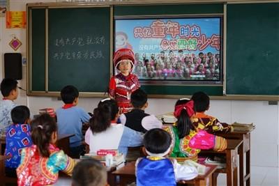 上海杨浦大桥惊现保时捷巨人手机 荣耀:后期合成广告创意